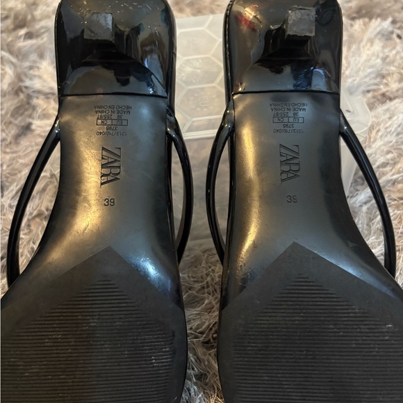Zara Black Sandals Minimalist Thong Design - Picture 4 of 5
